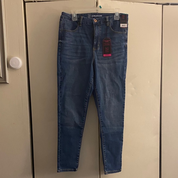 3 High Rise Jeans - Picture 1 of 4